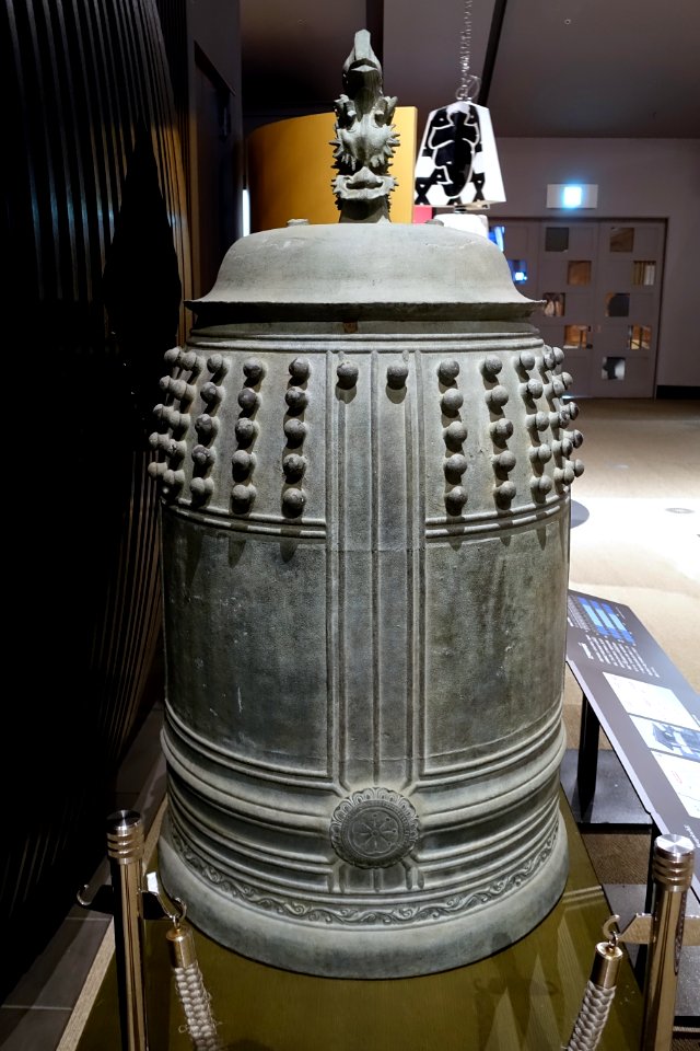 Bell for marking the hours (Edo Hongokucho), replica of the original cast by Shiina Iyo and Fujiwara Jyukyu, Chuo-ku, Tokyo, April 1711 AD - Edo-Tokyo Museum - Sumida, Tokyo, Japan - DSC06733