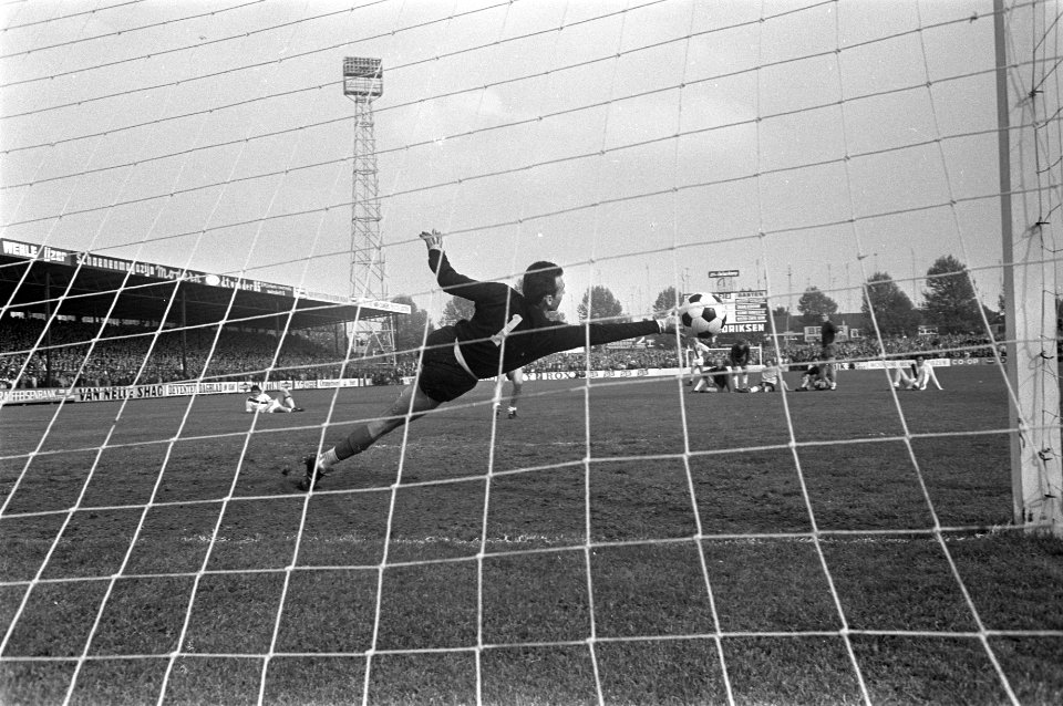 Beker Ajax tegen FC Twente . Keizer neemt eerste strafschop, keeper Misic van Tw, Bestanddeelnr 921-3786