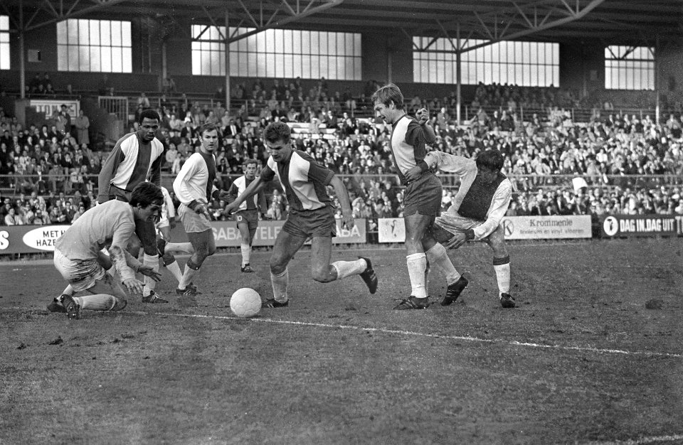 Beker Ajax tegen Elinkwijk. Keeper Cannemeijer links geassisteerd door Rudge, ve, Bestanddeelnr 921-3512