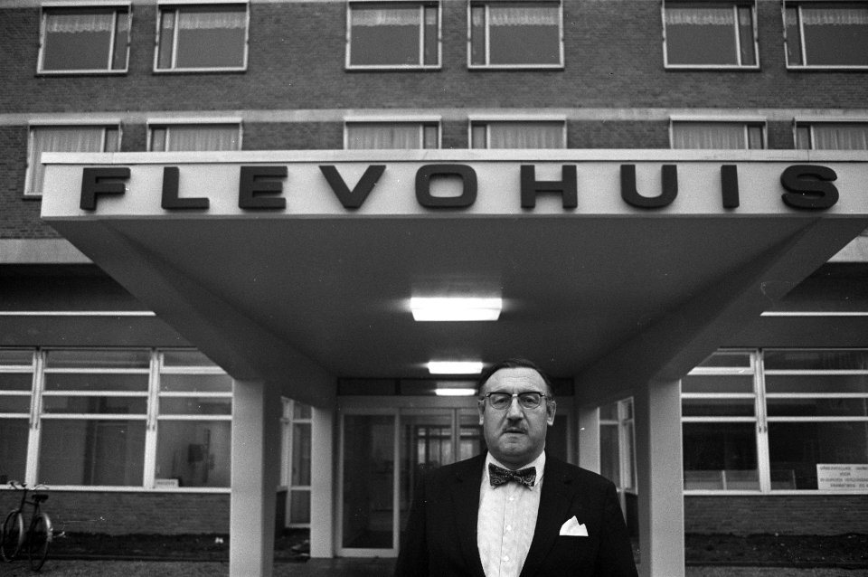 Bejaardencentrum Flevohuis Amsterdam bijna open, directeur C.M. Verhagen voor…, Bestanddeelnr 925-1814