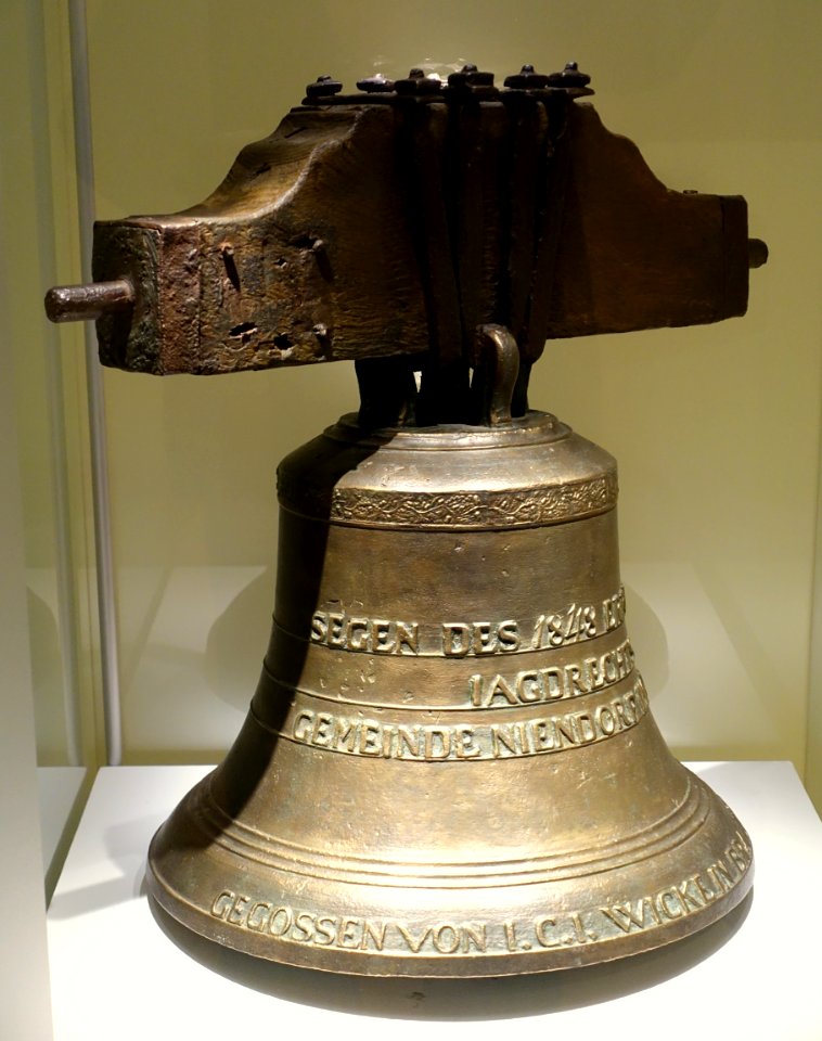 Bell by Johann Carl Julius Wicke, with inscription 'Segen des 1848 errungenen Jagdrechts Gemeinde Niendorf im Juni 1851', 1851 AD, bronze - Braunschweigisches Landesmuseum - DSC04649