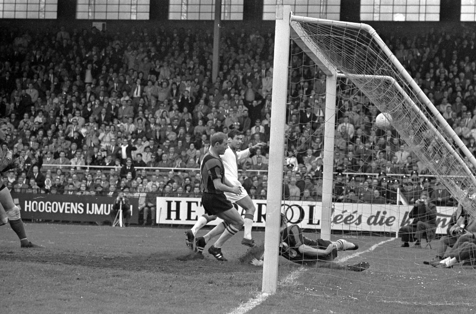 Beker, Ajax tegen DWS 7-1, Sjaak Swart scoort zijn tweede goal, Bestanddeelnr 920-3085
