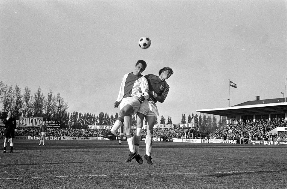 Beker. DFC tegen Ajax 0-1, Johan Cruijff in duel met DFC-verdediger Jac Valk, Bestanddeelnr 920-3283