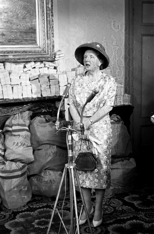 Bekendmaking van het resultaat van de bevrijdingskaarten, actie door koningin Ju, Bestanddeelnr 911-2181