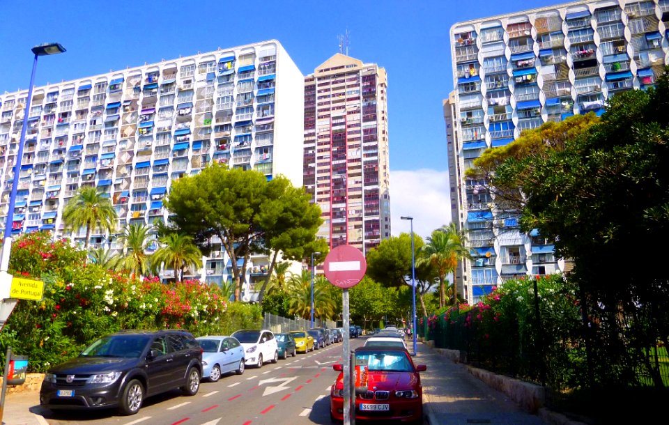 Benidorm - Avenida de Suecia 6-8 (izquierda), Residencial Playmon Fiesta (derecha) y (en medio) Residencial Costa Blanca (2)
