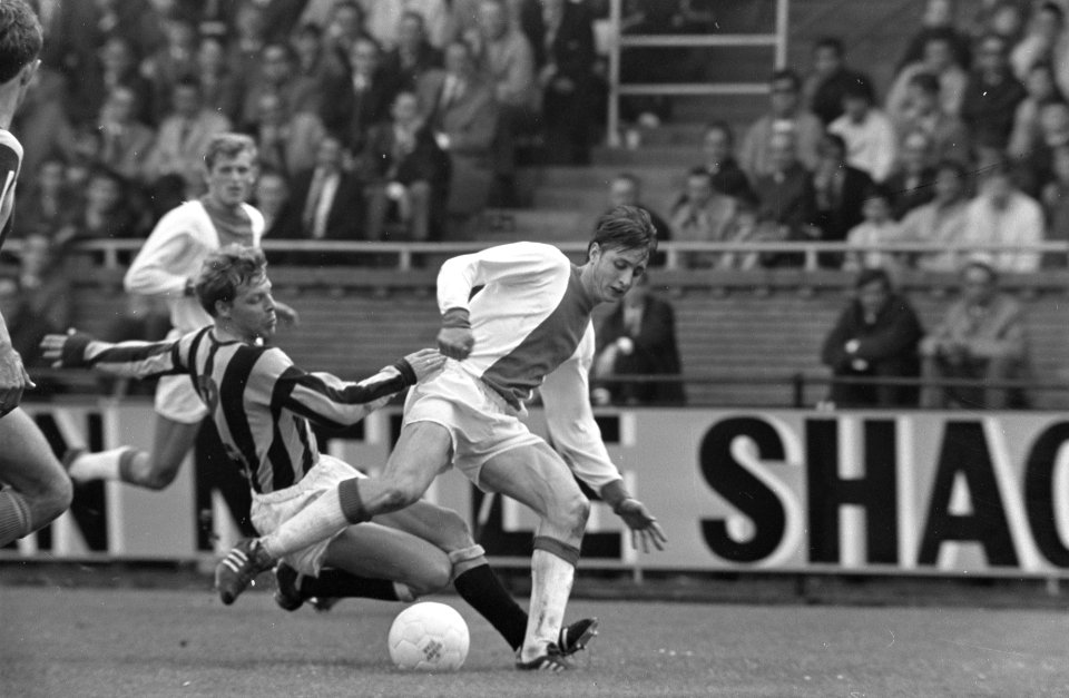 Beker Ajax tegen Velox 5-1. Cruijff wordt ten val gebracht door Sulze, penalty, Bestanddeelnr 921-2963
