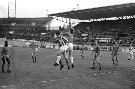 Beker Blauw-Wit tegen Heracles 1-0, aanval Heracles, keeper Van der Pol is Jaap , Bestanddeelnr 920-3282