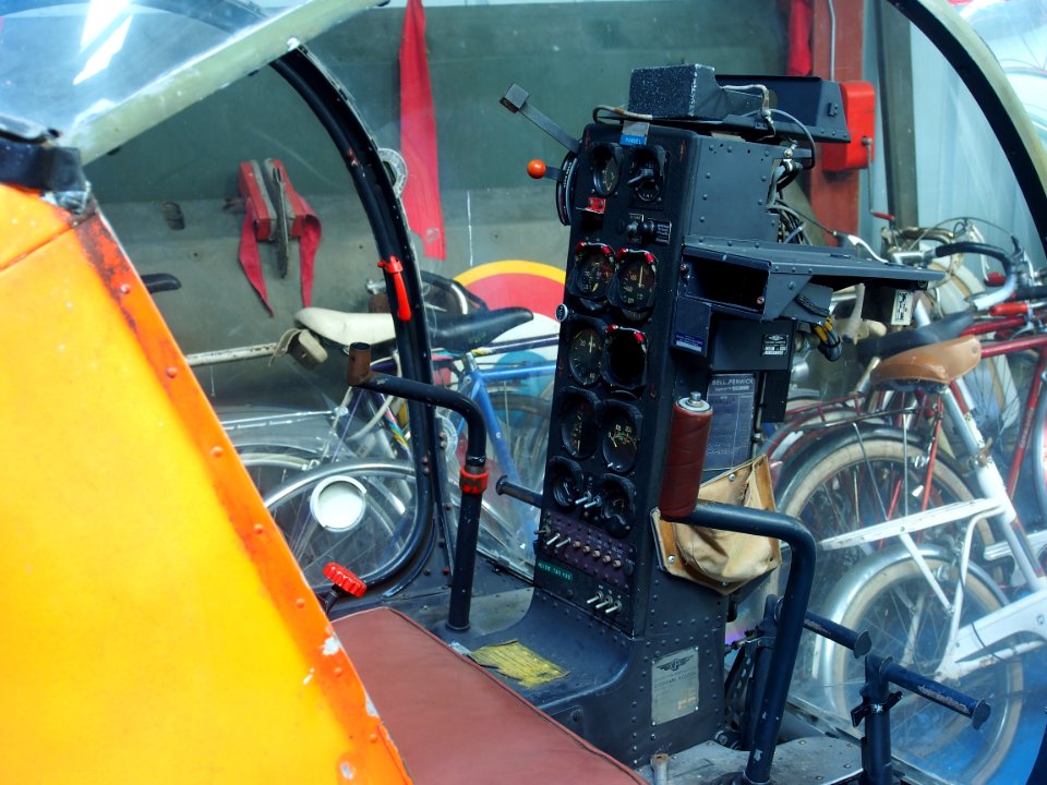 Bell 47 cockpit, Musée de l'Epopée de l'Industrie et de l'Aéronautique, pic 1