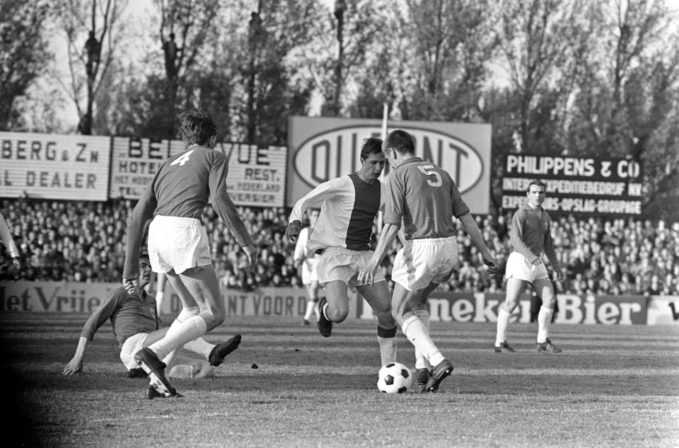 Beker. DFC tegen Ajax 0-1, Johan Cruijff (Ajax) in duel met Jac Valk (nummer 4 …, Bestanddeelnr 920-3285