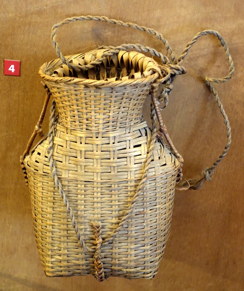 Belt basket for fishing, Odu - Vietnam Museum of Ethnology - Hanoi, Vietnam - DSC03174