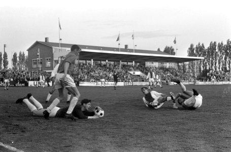 Beker. DFC tegen Ajax 0-1. Bal wordt gepakt door doelman Jan de Jong (DFC) in s…, Bestanddeelnr 920-3284