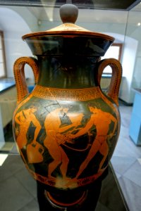 Belly amphora with komos, Kleophrades Painter, Attic, c. 500 BC, L 507, cover L 297 - Martin von Wagner Museum - Würzburg, Germany - DSC05459