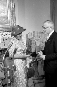Bekendmaking van het resultaat van de bevrijdingskaarten, actie door koningin Ju, Bestanddeelnr 911-2180