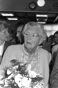 Bejaardentehuizen, openingen, bloemen, prinsessen, Juliana, prinses, Bestanddeelnr 933-6216