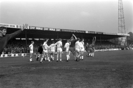 Beker Ajax tegen FC Twente . Na doelpunt Piet Keizer, Bestanddeelnr 921-3789