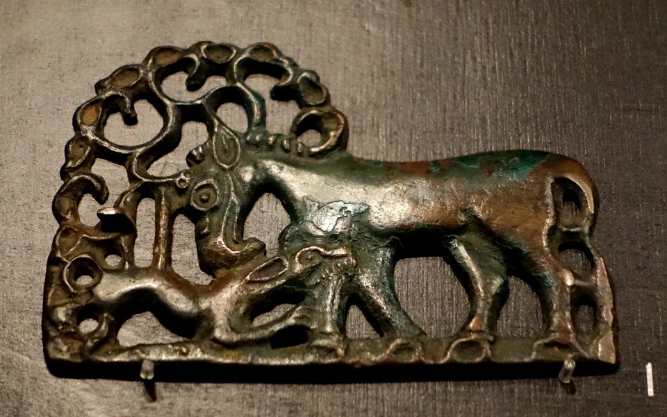 Belt hook depicting animal fight, Xiongnu, 200-100 BC, bronze - Östasiatiska museet, Stockholm - DSC09561