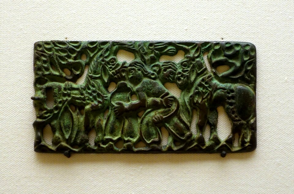 Belt plaque with design of wrestling men, Ordos region and western part of North China, 2nd century BC, bronze - Ethnological Museum, Berlin - DSC02172