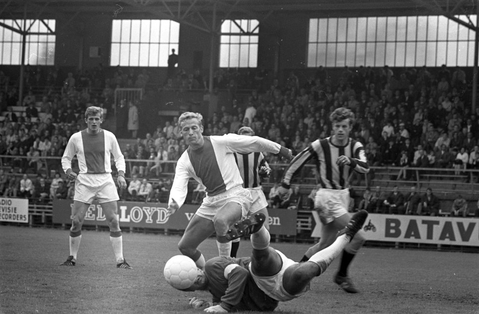 Beker Ajax tegen Velox 5-1. Keeper Ledde pakt bal weg voor Nuninga, Bestanddeelnr 921-2962