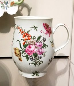 Bell-shaped mug, Worcester manufactory, England, c. 1760-1762, soft-paste porcelain, polychrome enamels - Museum of Fine Arts, Boston - 20180922 150003