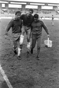 Beker Ajax-Vollewijckers 5-0 Theo van Duivenbode verlaat geblesseerd het veld, l, Bestanddeelnr 921-8406