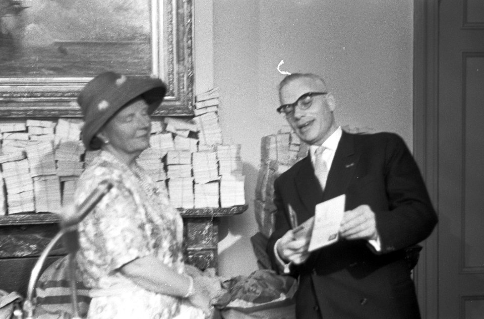 Bekendmaking van het resultaat van de bevrijdingskaarten, actie door koningin Ju, Bestanddeelnr 911-2179