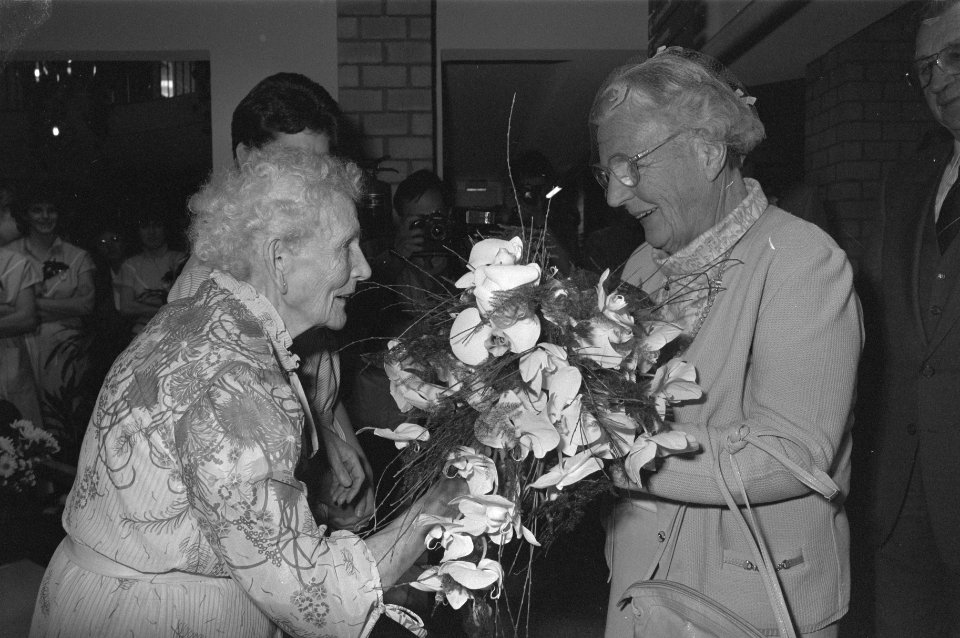 Bejaardentehuizen, openingen, bloemen, prinsessen, Juliana, prinses, Bestanddeelnr 933-6215
