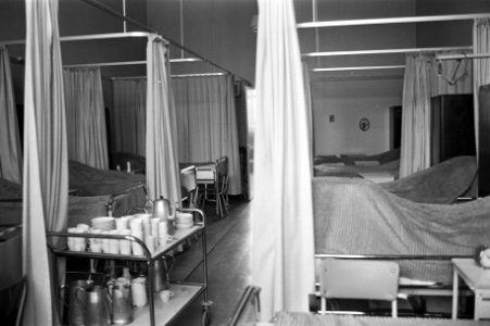 Bejaardenhuis St Jacob aan Middenlaan te Amsterdam wor verbouwd, slaapzaal, Bestanddeelnr 925-3505