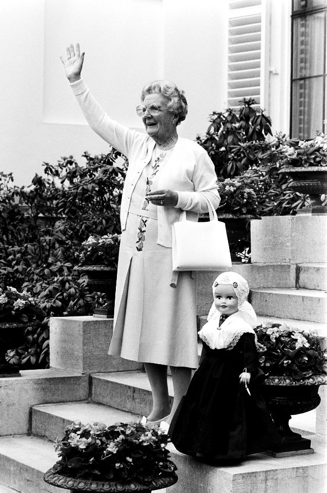 Bejaardendefile voor Prinses Juliana op Soestdijk Prinses Juliana krijgt pop va, Bestanddeelnr 930-8737