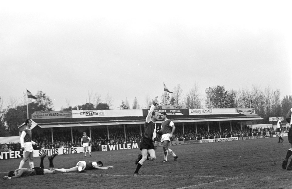Beker DFC-Feijenoord 0-3 keeper Chris Feyt geslagen, Geels (rechts) heeft gescoo, Bestanddeelnr 921-8438