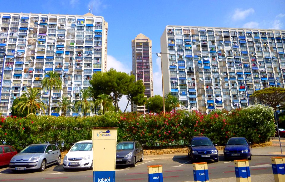 Benidorm - Avenida de Suecia 6-8 (izquierda), Residencial Playmon Fiesta (derecha) y (en medio) Residencial Costa Blanca (1)