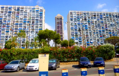Benidorm - Avenida de Suecia 6-8 (izquierda), Residencial Playmon Fiesta (derecha) y (en medio) Residencial Costa Blanca (1)