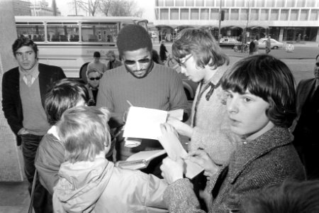 Benfica in Rotterdam voor Europacupwedstrijd tegen Feyenoord Eusébio geeft hant, Bestanddeelnr 925-4361