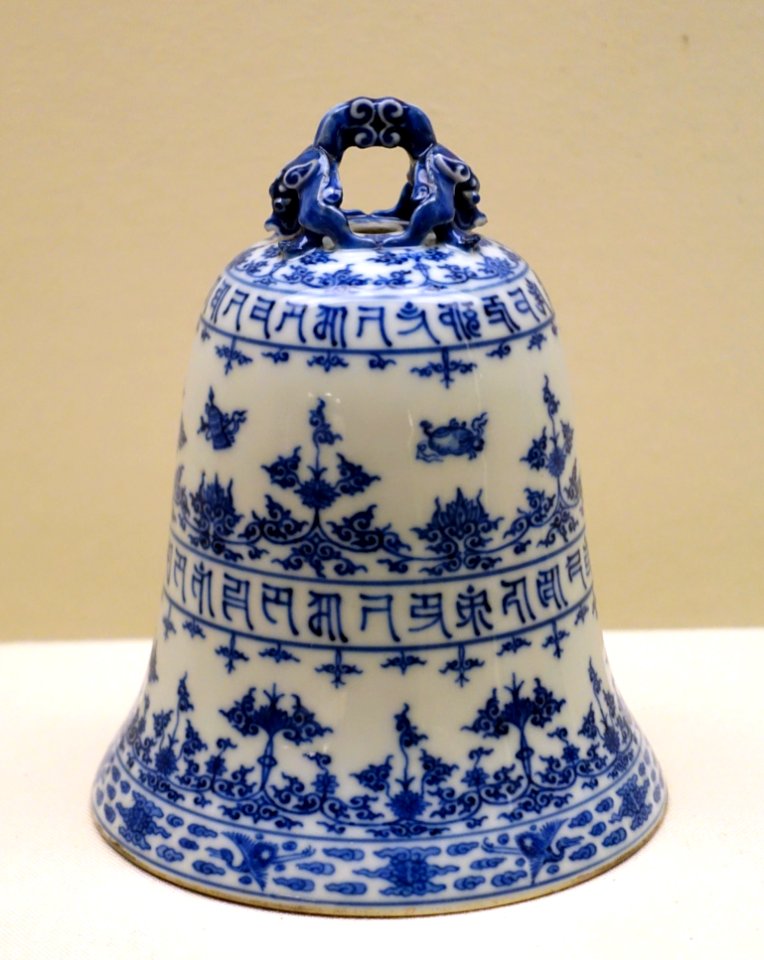 Bell with Tibetan script, China, Qing dynasty, Qianlong period, 1736-1795 AD, blue and white porcelain - Ethnological Museum, Berlin - DSC02032