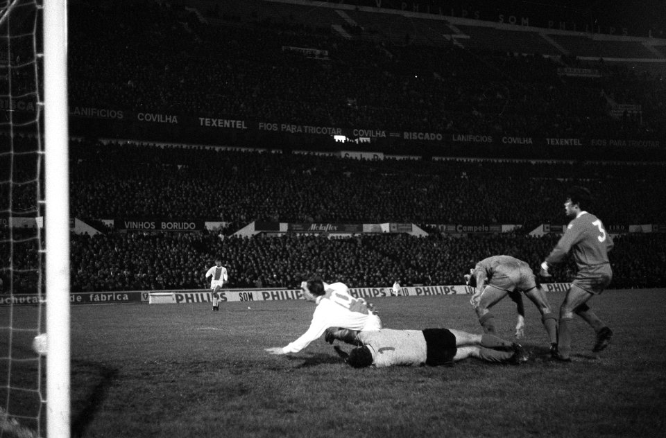 Benfica tegen Ajax 1-3 Cruijff scoorde 2e doelpunt , links Cruijff en doelman He, Bestanddeelnr 922-1217