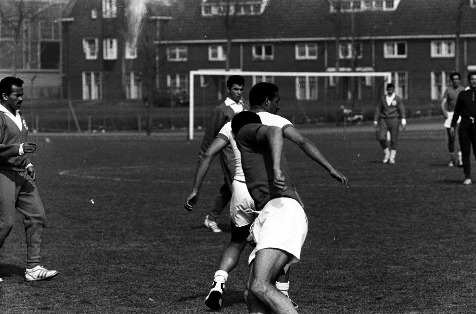 Benfica traint op bijvelden Feijenoord, Bestanddeelnr 915-0212