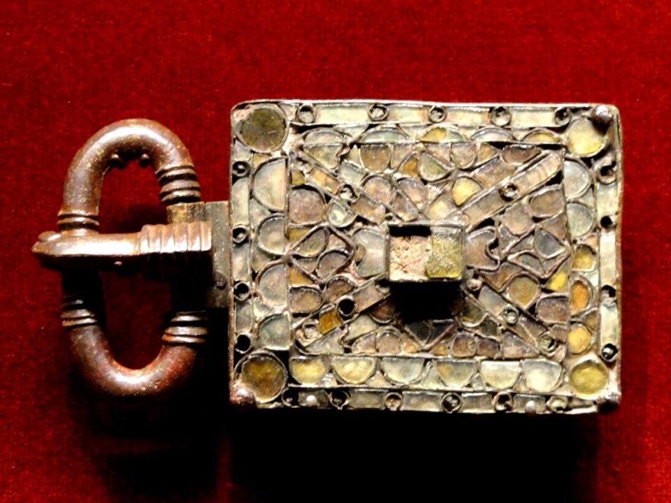Belt Buckle, about 520-560 AD, Visigothic, Spain, bronze with garnets, glass, mother of pearl, gold foil - Cleveland Museum of Art - DSC08474
