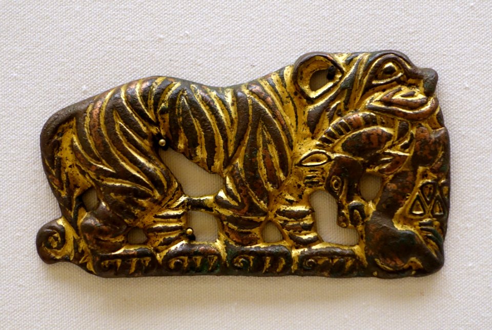 Belt plaques with animal combat scene, 1 of 2, Ordos region, 5th-4th century BC, gilt bronze - Ethnological Museum, Berlin - DSC02168