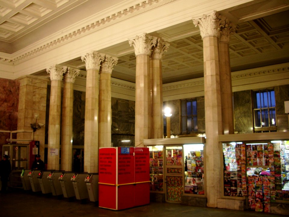 Belorusskaya metro columns