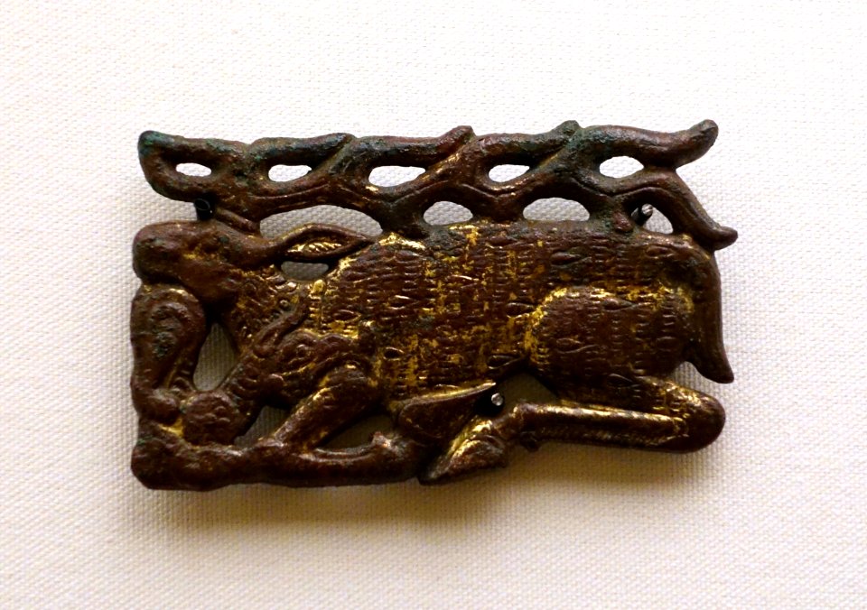 Belt plaques with animal combat scene, 2 of 2, Ordos region and western part of North China, 4th-3rd century BC, gilt bronze - Ethnological Museum, Berlin - DSC02165
