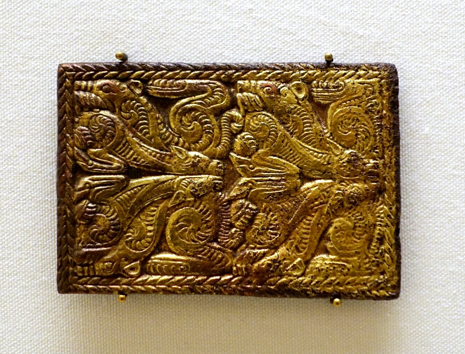 Belt plaque with animal combat scene, Ningxia or eastern part of North China, 4th-3rd century BC, gilt bronze - Ethnological Museum, Berlin - DSC02175