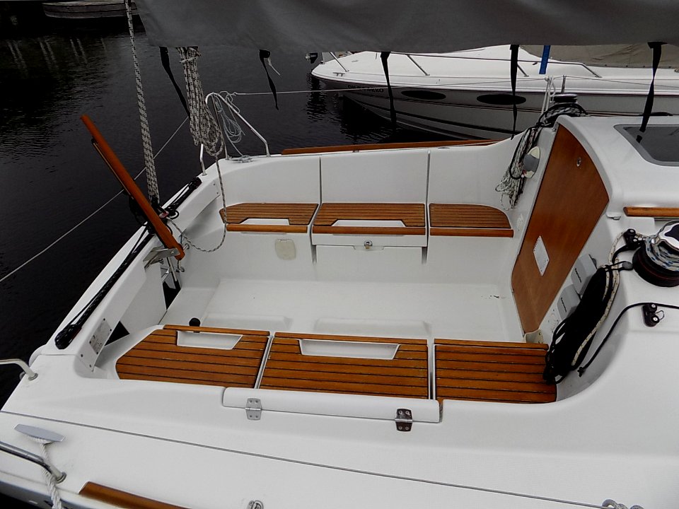 Beneteau First 25S sailboat cockpit Gracie 2663