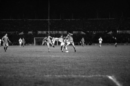Benfica tegen Ajax 1-3 2 Portugezen trekken aan hemd van Cruijff, Bestanddeelnr 922-1216