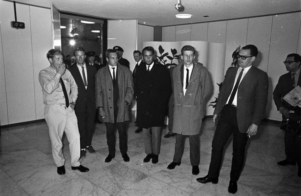 Bemanning van Eos terug uit Griekenland op Schiphol, Bestanddeelnr 921-2478