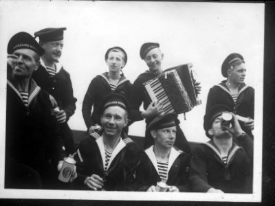Bemanning van een mijnenveger van de Koninklijke Marine vieren de commissie van , Bestanddeelnr 935-0069