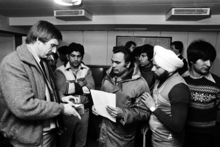 Bemanning spreekt met een inspecteur van de International Transport Workers' Fed, Bestanddeelnr 932-5187