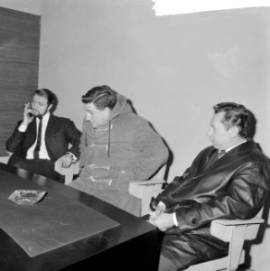 Bemanning van het mysterie vliegtuig het land uitgewezen, tijdens persconferenti, Bestanddeelnr 917-4432