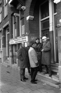 Bemanning sleepboten Rotterdam staakt voor het gebouw van de OVB wordt door stak, Bestanddeelnr 921-9940