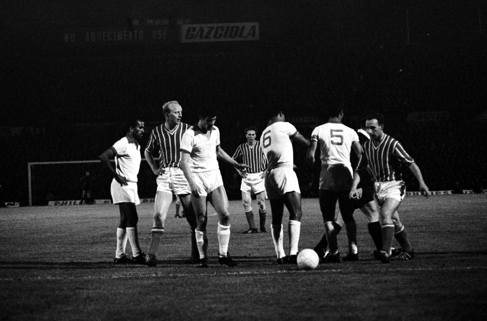 Benfica tegen Feyenoord. Bennaars gaat een vrije schop nemen, midden Klaassens e, Bestanddeelnr 915-1371