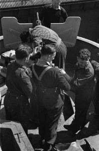 Bemanningsleden van een Nederlands troepentransportschip bij boordgeschut, Bestanddeelnr 935-2903
