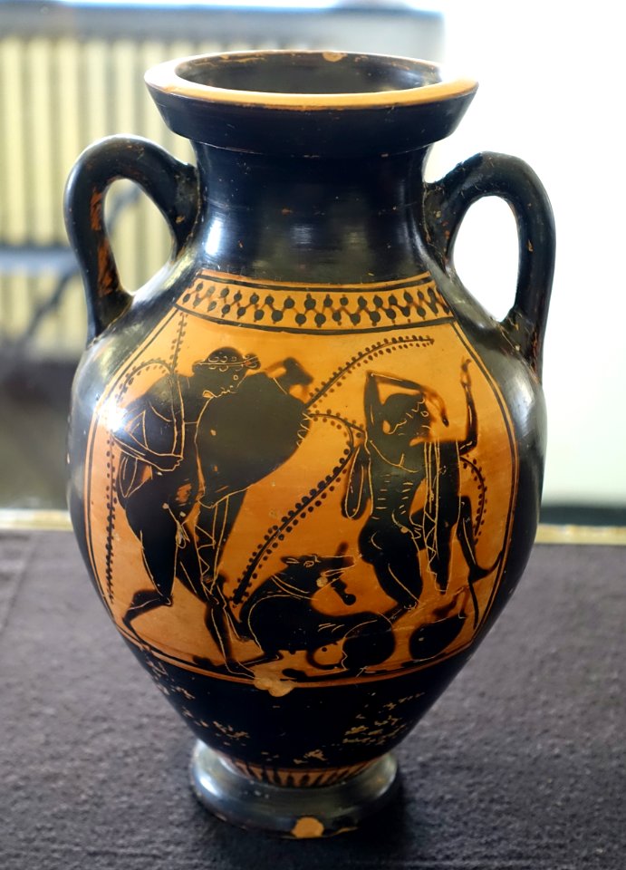 Belly ampora with drunken men leaving a symposium, view 1, Attic, 500-490 BC, L 261 - Martin von Wagner Museum - Würzburg, Germany - DSC05591